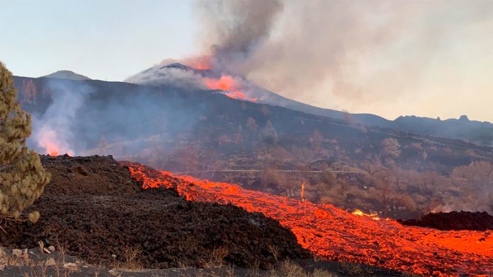 evacuaron-a-800-personas-en-las-canarias-ante-el-avance-de-la-lava-del-volcan-cumbre-vieja