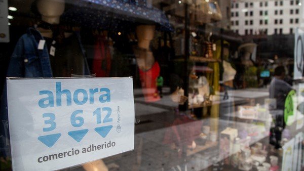 consumos-dolarizados:-que-compras-hacen-los-argentinos-para-protegerse-de-un-salto-cambiario