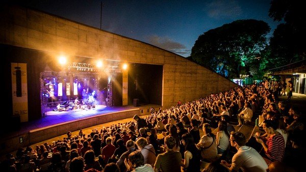 show-de-bandas-y-artistas-urbanos-en-el-anfiteatro-del-parque-centenario