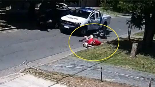 video-|-un-patrullero-arrollo-a-un-motociclista-porque-no-freno-y-los-policias-fueron-desafectados-de-la-fuerza