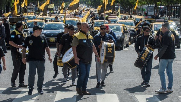 arranca-otra-jornada-de-cortes:-taxistas-protestan-en-los-accesos-a-la-ciudad-y-complican-el-transito-en-el-centro-porteno