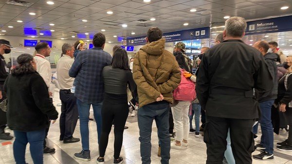 mas-de-200-pasajeros-varados-en-ezeiza-por-el-avion-venezolano-irani-que-nunca-llego-por-temor-a-ser-retenido