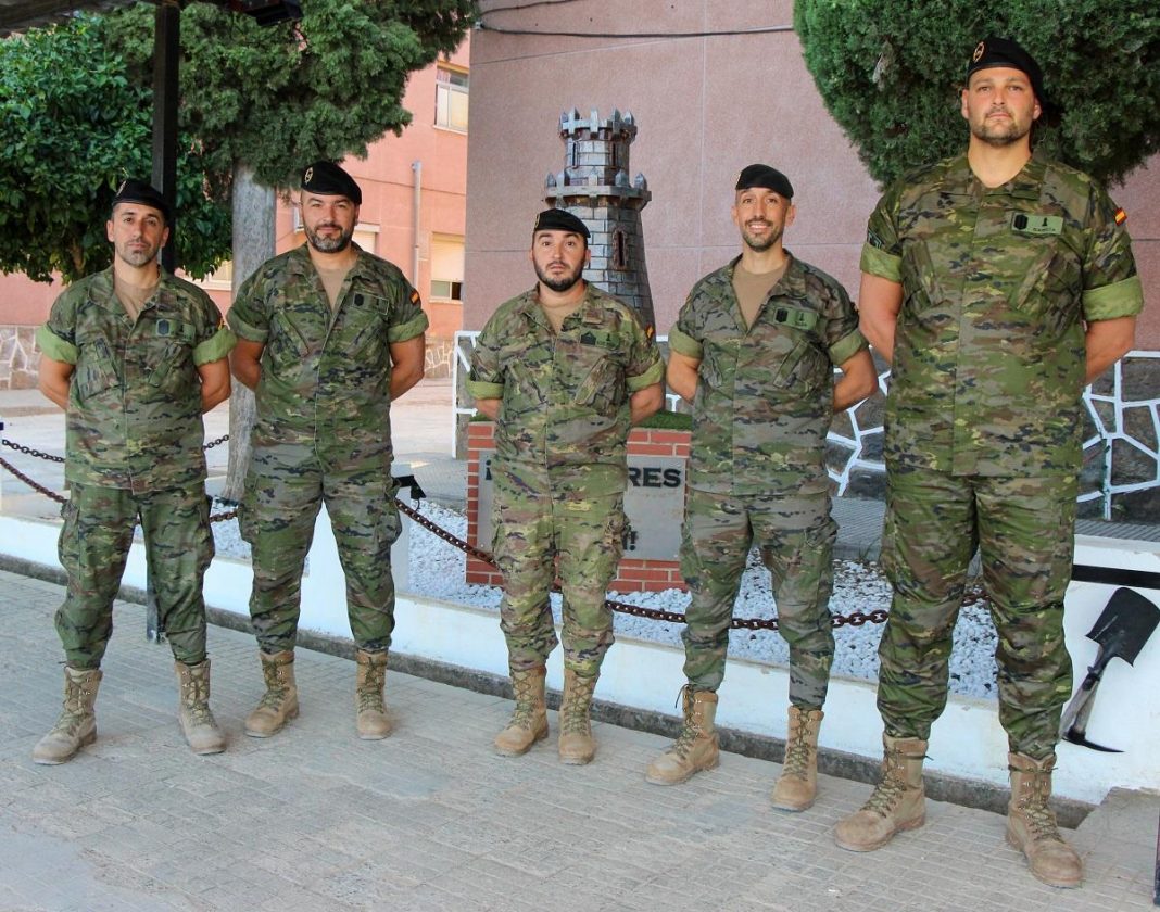 militares-de-cerro-muriano-ponen-a-salvo-a-los-ocupantes-de-un-coche-en-llamas